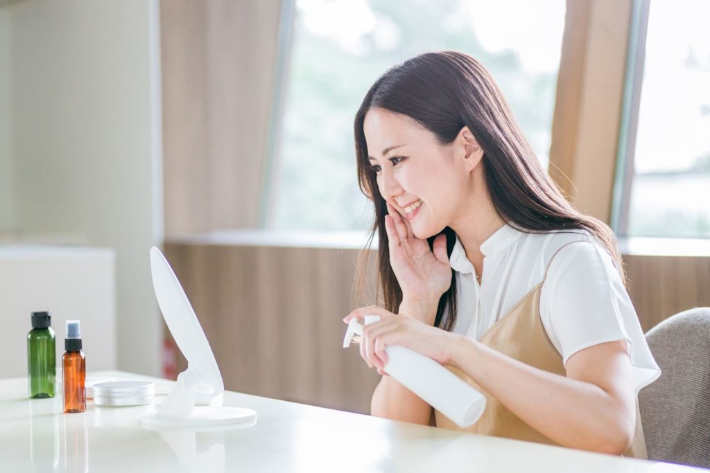 保湿をする女性