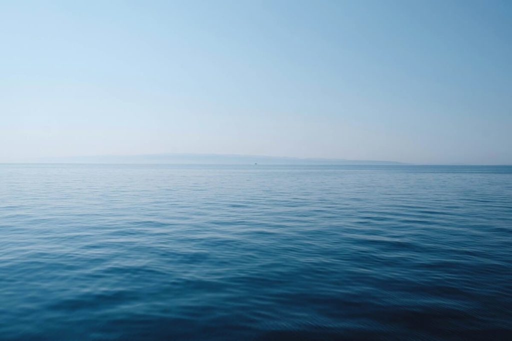 青と白の空の海域を表現している海