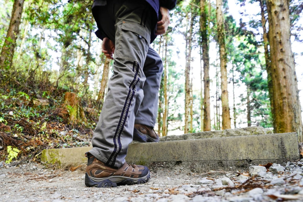 登山をする男性のイメージ