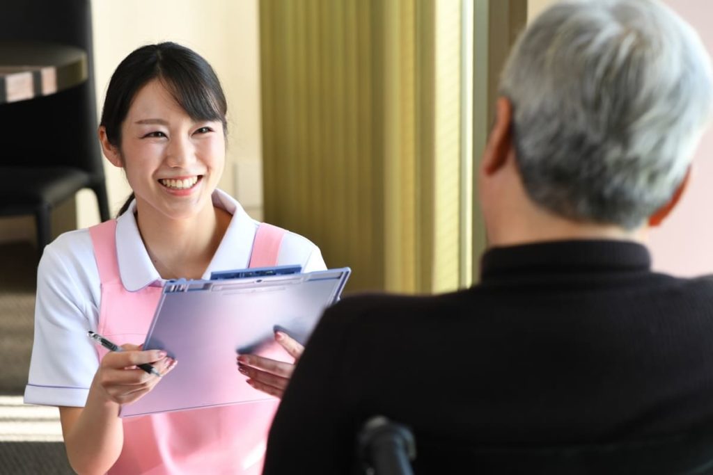 問診をする介護士とシニア