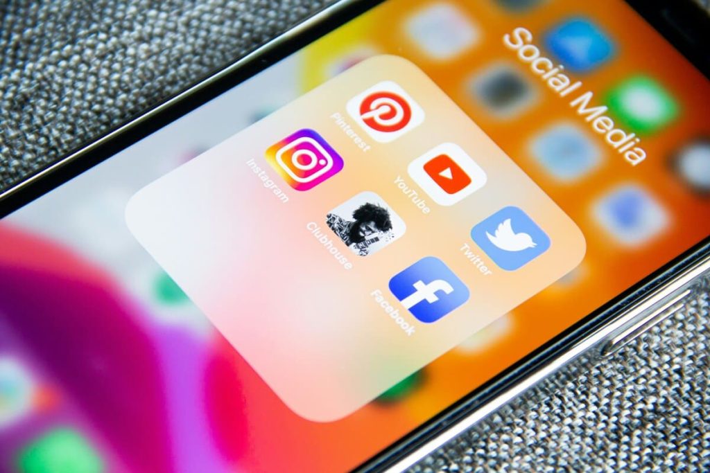 スマートフォンの画面に表示されたInstagram、Pinterest、YouTube、Clubhouse、Twitter、Facebookなどの主要なソーシャルメディアアプリのクローズアップ
