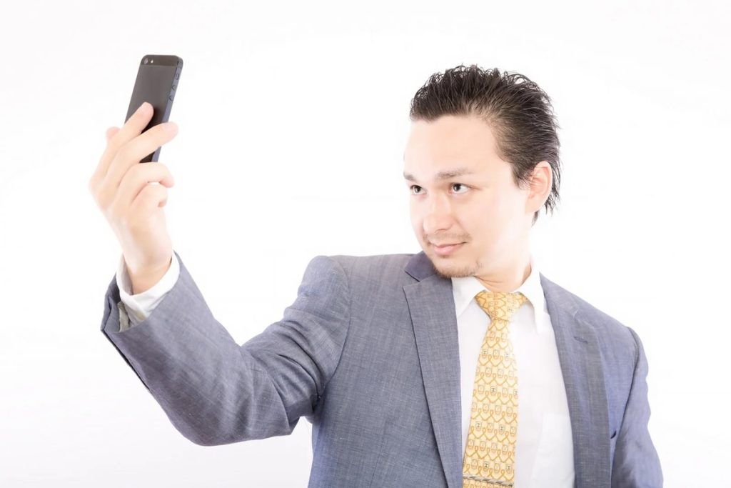 育毛対策をしている男性、AGA対策で効果を実感している男性