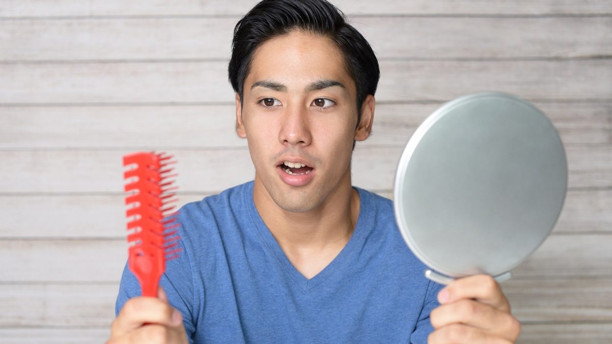 抜け毛を気にする男性、AGA対策を考え始めた男性