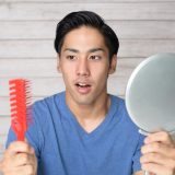 抜け毛を気にする男性、AGA対策を考え始めた男性