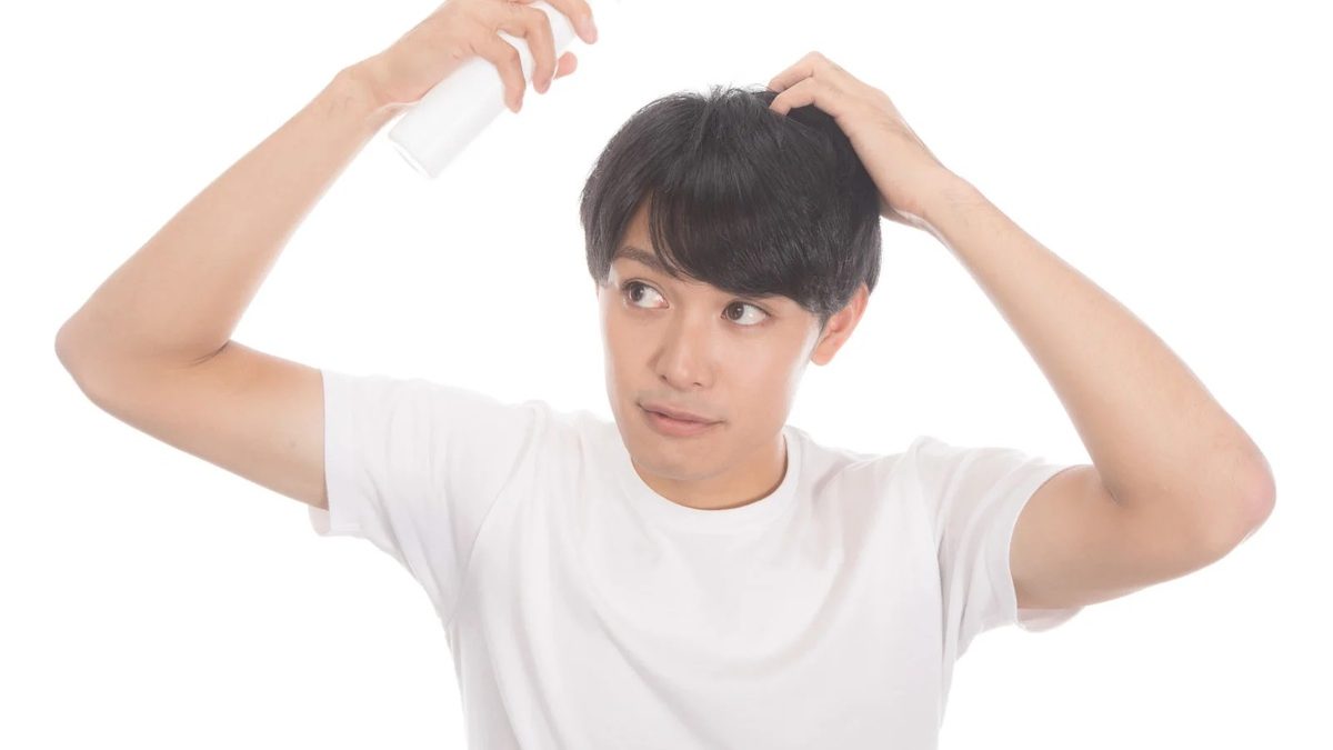 育毛剤・発毛剤を使う男性、抜け毛や薄毛が気になっている男性