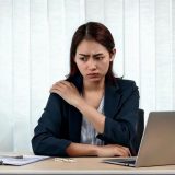 整体で肩こり・首こりから解放！デスクワーク疲れに効く即効テクニックとは？