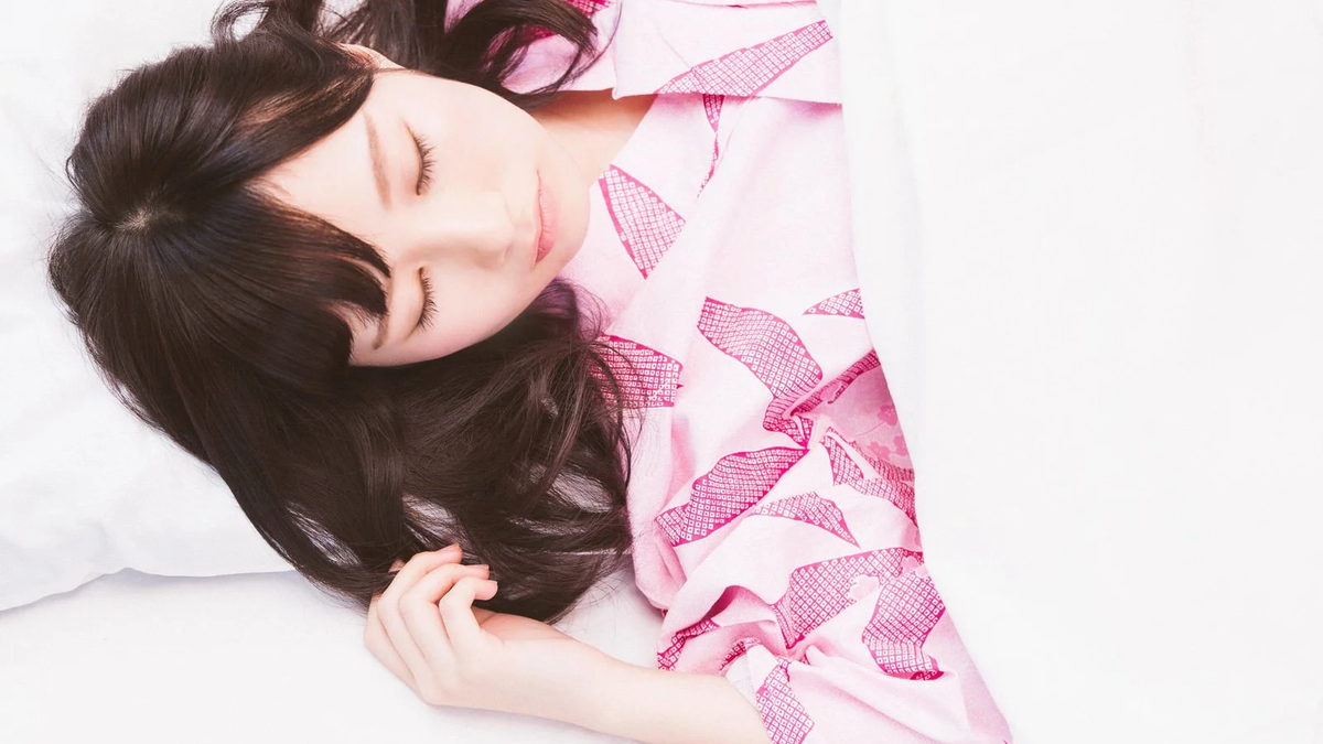 熟睡する女性、ストレスの無い女性