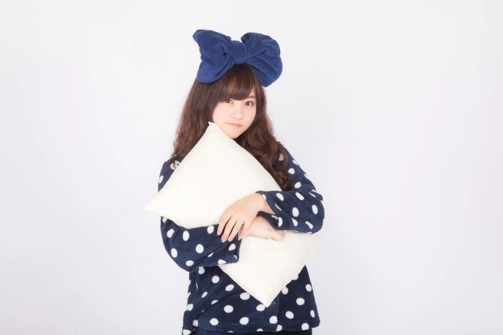 よく眠れる枕、枕を抱きしめる女性
