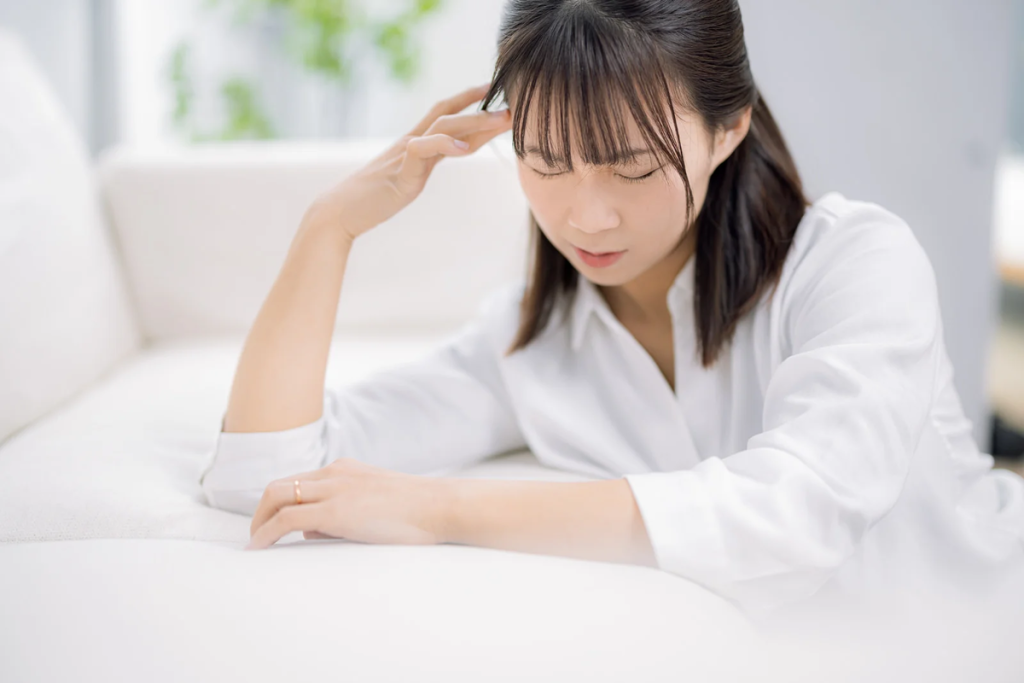 ストレスを感じる女性、ストレスを感じすぎて不調な女性
