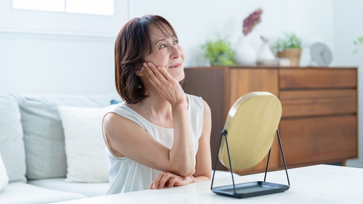 スキンケアの効果を感じる女性、入念にスキンケアをする女性