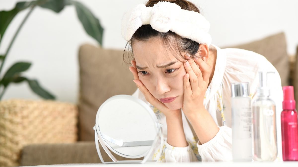肌トラブルに悩む女性、敏感肌であらゆるスキンケア商品が合わずに悩む女性