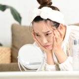 肌トラブルに悩む女性、敏感肌であらゆるスキンケア商品が合わずに悩む女性