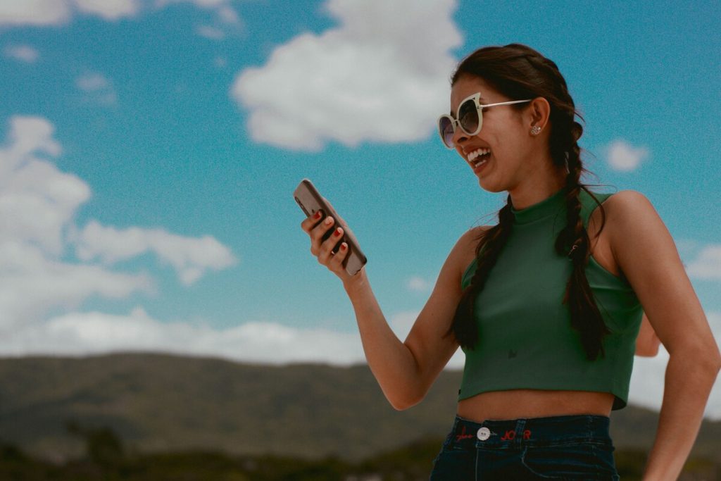 スマホを見る女性、スマートフォンを操作する女性