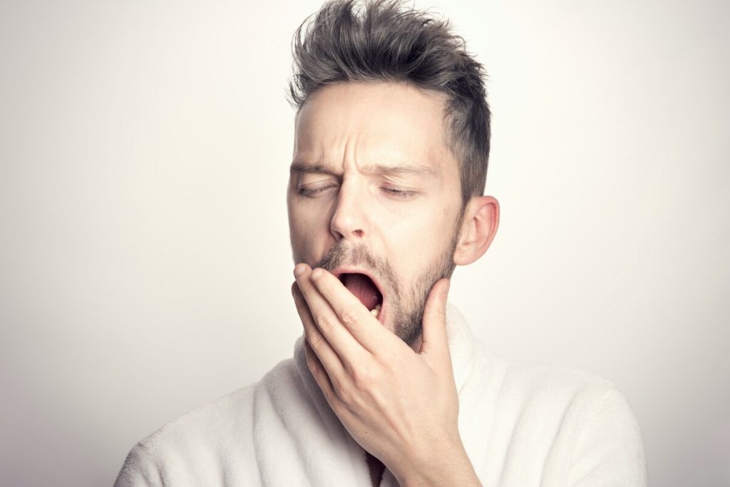 あくびが止まらない男性、よく眠れていない男性
