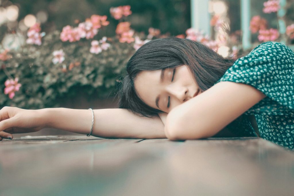 居眠りする女性、熟睡する女性