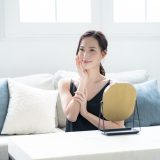 スキンケアを行う女性、スキンケアの効果を実感する女性