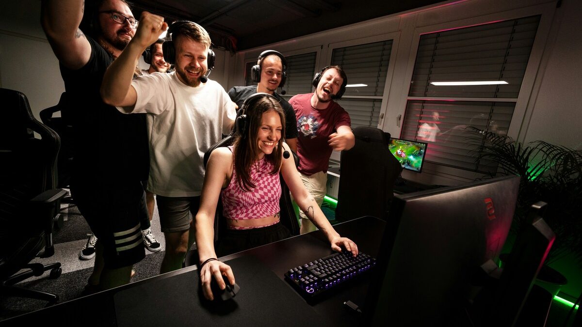 eスポーツをする若者、ゲームに熱狂する人たち