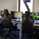 eスポーツバー、多数のゲーミングPC