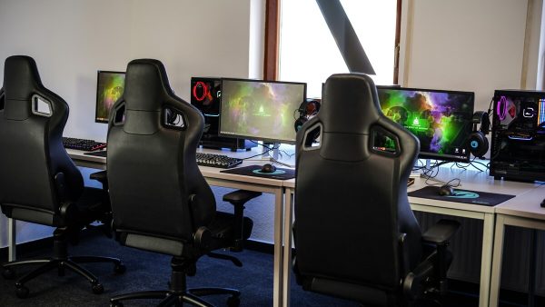 初めてのゲーミングPC選び｜eスポーツ推奨スペックと失敗しない購入ポイント【2025年版】