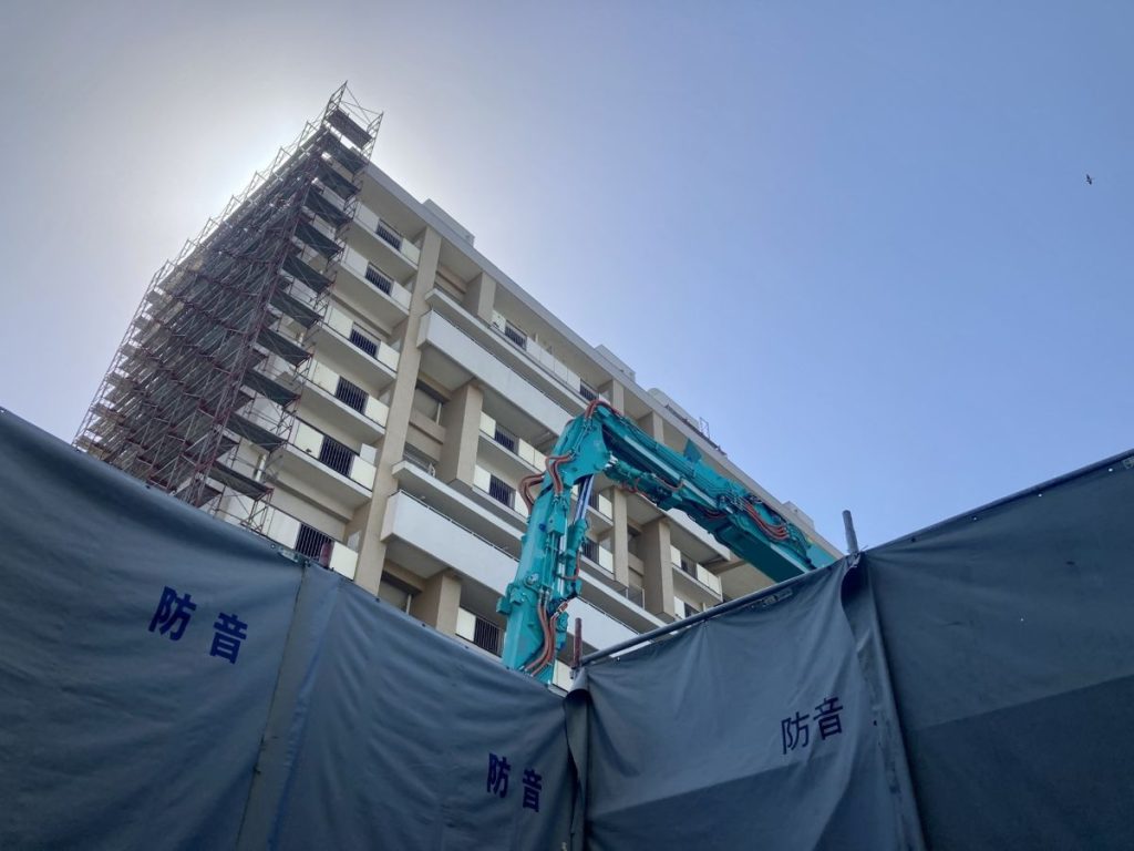 解体工事現場で防音対策のフェンスが丁寧に設置されている画像。