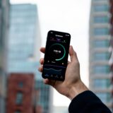 5G、スマホの電波を確認する人