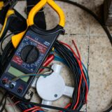 【2025年版】電気設備工事の安全対策とリスク回避完全ガイド｜感電・転落・高圧作業・KYT・チェックリストまで