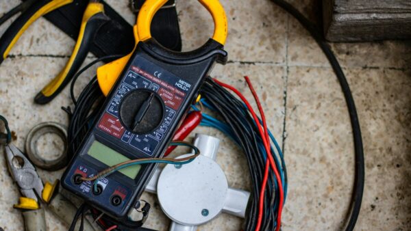 【2025年版】電気設備工事の安全対策とリスク回避完全ガイド｜感電・転落・高圧作業・KYT・チェックリストまで