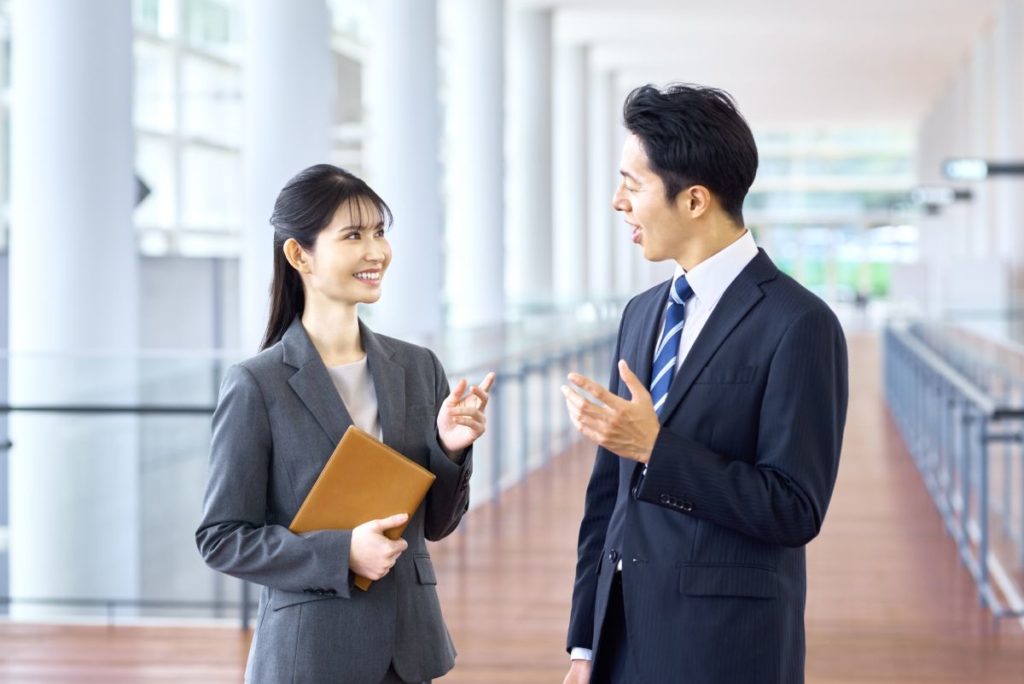 講師との対話を通じて、探究分析学®︎による自己理解を深めている女性の画像。