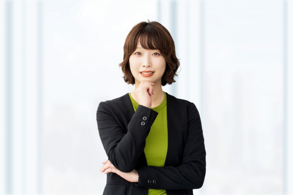 落ち着いた表情で自分自身を見つめ直している女性。探究分析学®︎を通じて、自分の強みや本質を言語化しようとする知的な姿を表現しています。