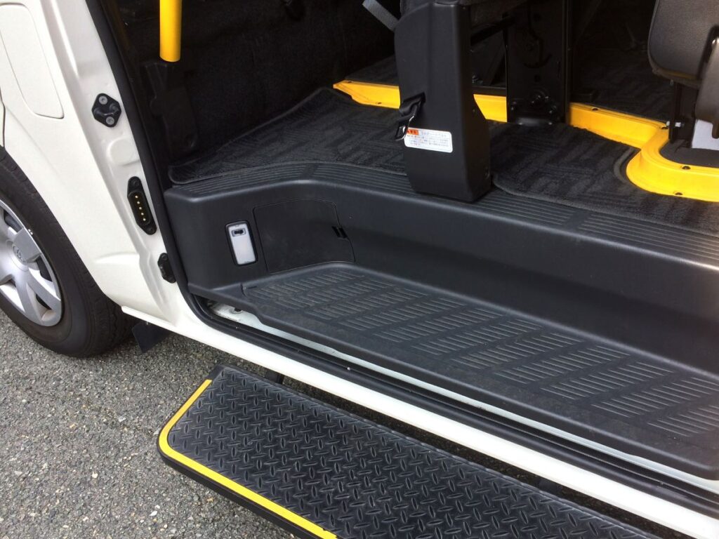 福祉車両の乗降を補助するための折りたたみ式サイドステップ。滑り止め加工が施され、安全でスムーズな乗降をサポートする。