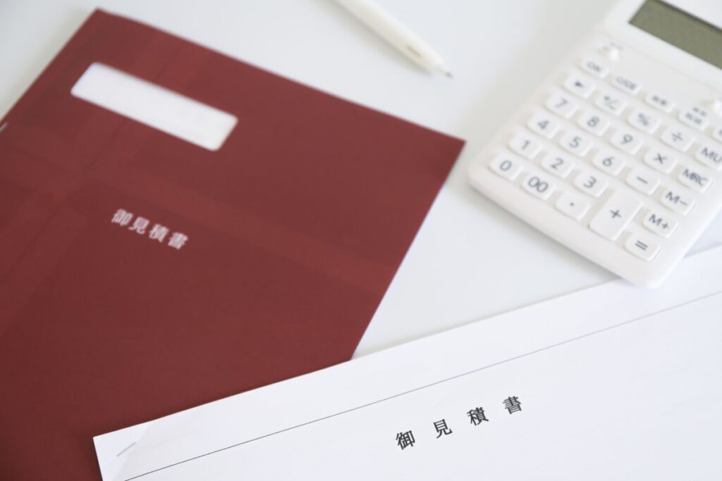 御見積書と電卓、相見積もりや費用比較をイメージ。