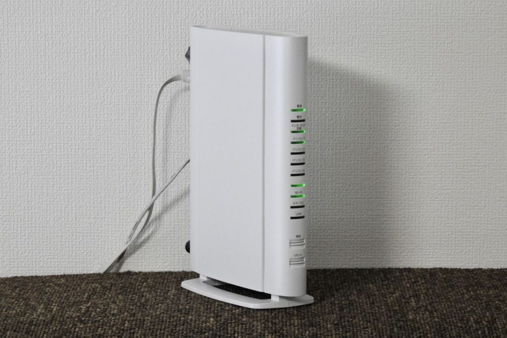 壁際に設置された光回線ルーターの写真。安定した家庭内ネット環境を示すイメージ。