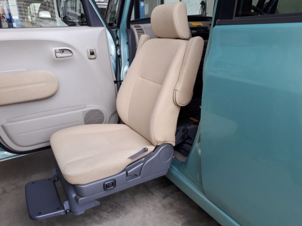 車の外へ回転して出てくる回転シート。高齢者や介助が必要な人が乗降しやすくなる福祉車両の装備。