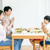 A family practicing shokuiku, smiling at the dining table and saying “Itadakimasu” to nurture health and happiness.