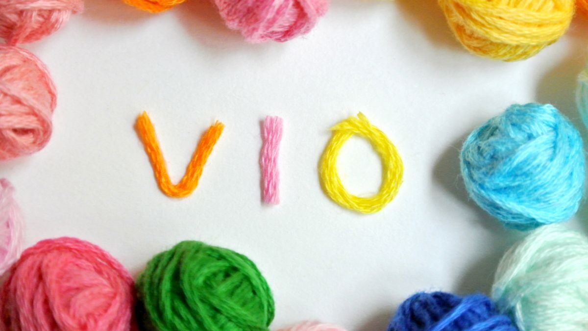 The letters “VIO” made of colorful yarn, symbolizing men’s VIO hair removal.