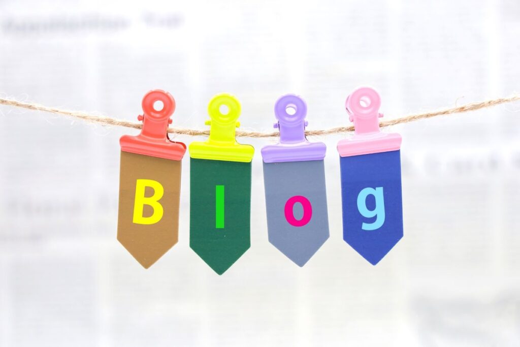 カラフルなクリップで吊るされた「Blog」の文字、コンテンツマーケティングのコンテンツのひとつのイメージ。