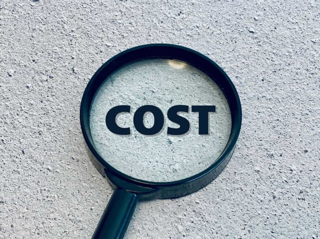 脱毛の料金や費用を調べるイメージとして、虫眼鏡で強調された「COST」の文字。