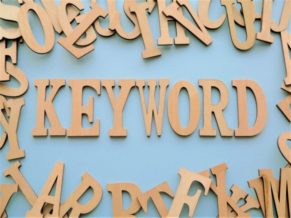 木製アルファベットで「KEYWORD」と強調されたSEO対策や検索キーワードのイメージ。
