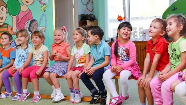 【共働き向け】後悔しない保育園の選び方｜認可・企業主導型の違い、見学チェックリスト、保活スケジュール完全ガイド