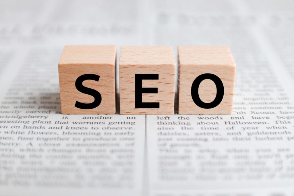 木製ブロックに「SEO」と書かれた文字、検索エンジン最適化を象徴するイメージ。