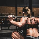 トレーニングする女性、ジムで鍛える女性