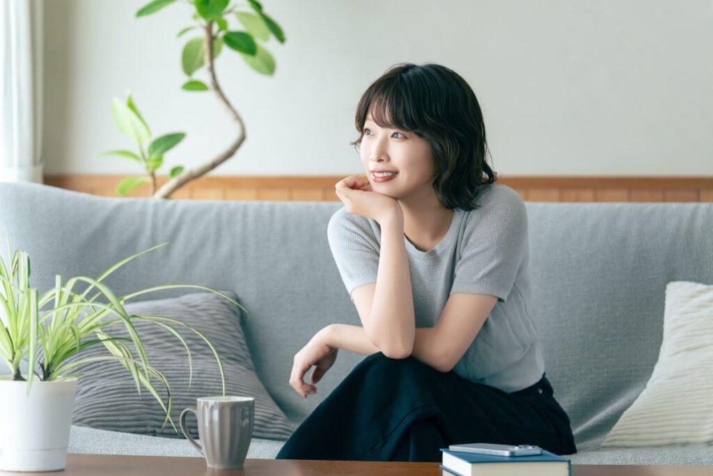 健康的な食習慣で心が満たされ、リラックスしながら笑顔を見せる女性のイメージ。