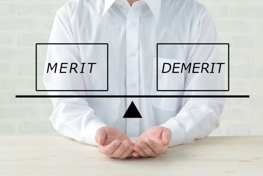 「MERIT」と「DEMERIT」が天秤にかけられたイメージ画像。カーポート解体の利点と注意点を比較するイメージ。