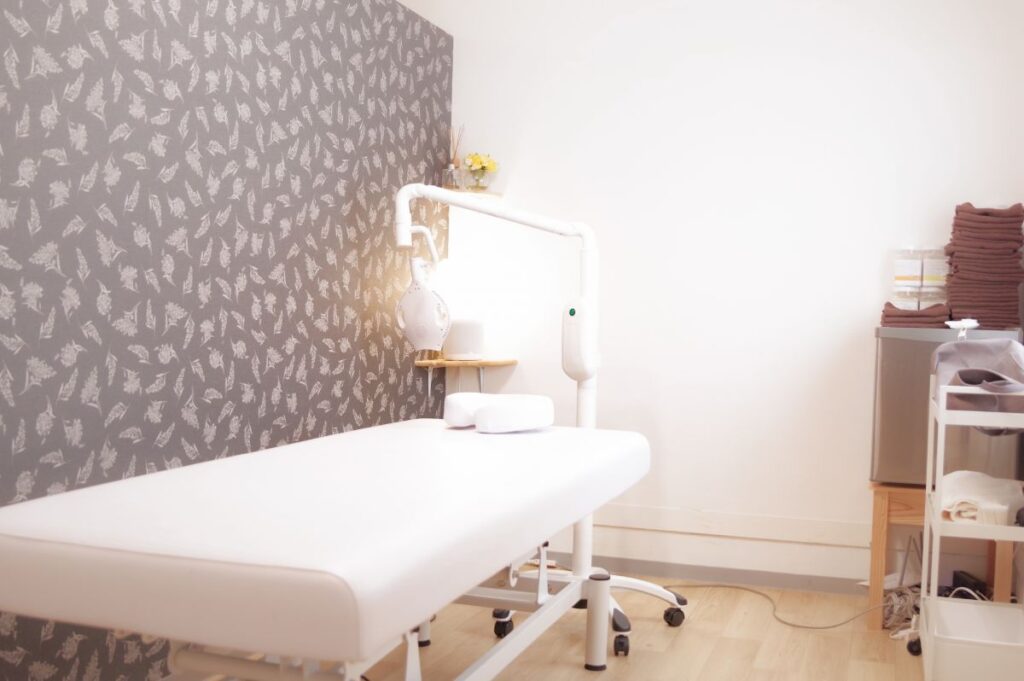 明るく清潔感のある美容サロンの施術室。メンズVIO脱毛を行うサロンの雰囲気をイメージした写真。