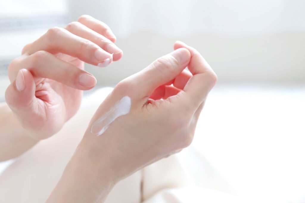 美容師が手にハンドクリームを塗ってケアしている様子。日々の施術で酷使する手を大切にする姿勢を表したイメージ。