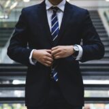 転職活動する男性、転職活動に備える男性