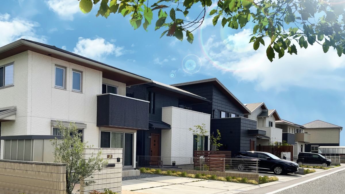 A residential neighborhood with detached houses lined up, representing an image of pre-owned homes for sale.