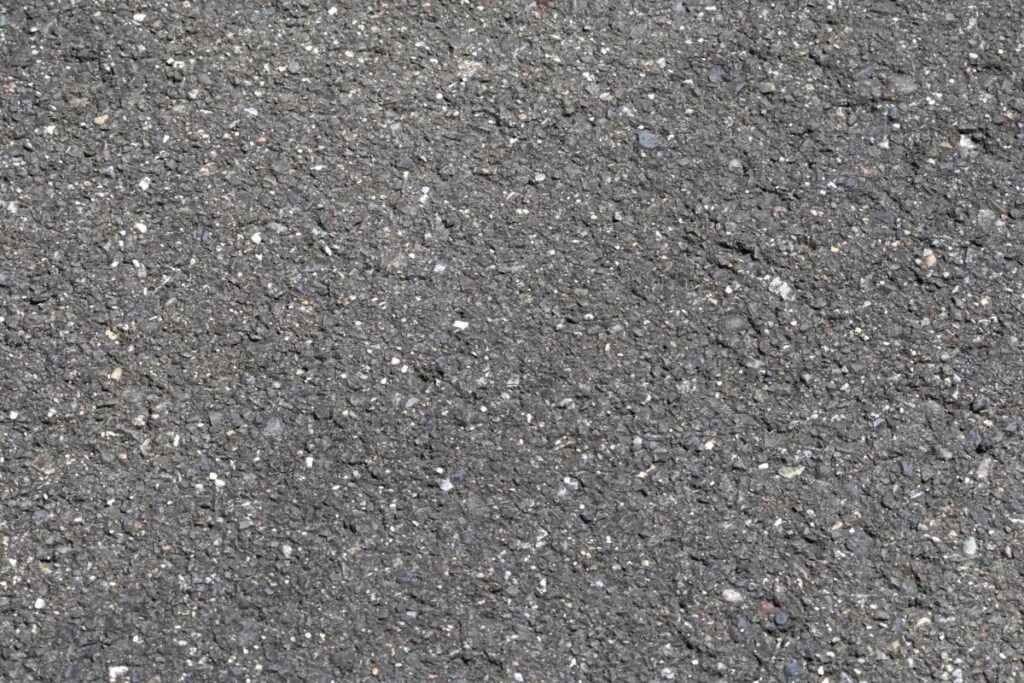 完成したアスファルト舗装面のクローズアップ。黒い舗装材の質感や仕上がりを詳しく確認できる写真。