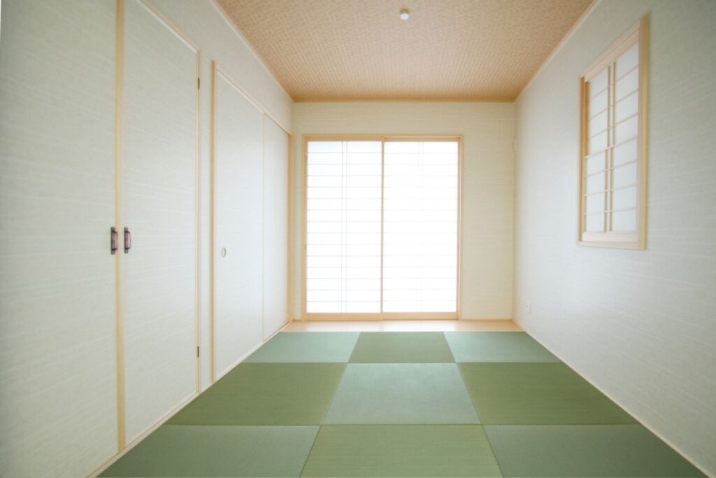 明るい和室に設置された小ぶりの引き違い障子の写真。シンプルな木枠と障子紙が清潔感のある印象を与える。