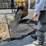 駐車場の舗装方法の違いとは？アスファルト vs 生コン